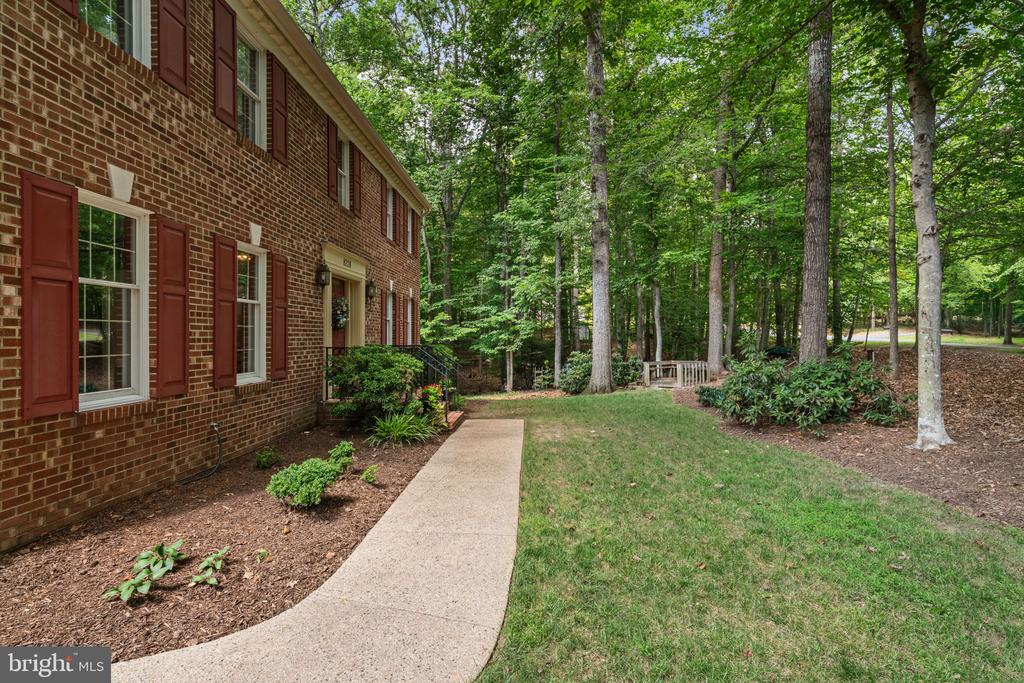 8228 Honeysuckle Rd