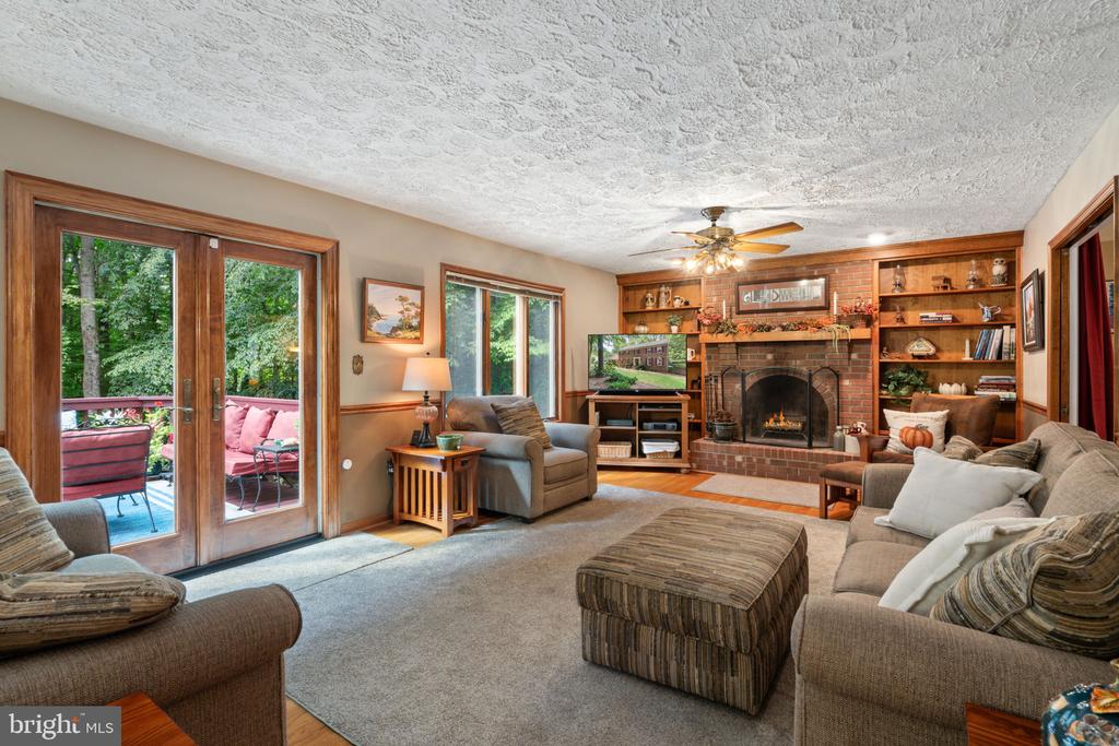 8228 Honeysuckle Rd