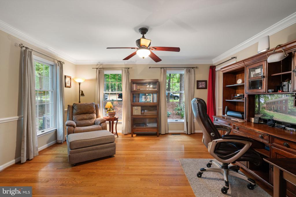 8228 Honeysuckle Rd
