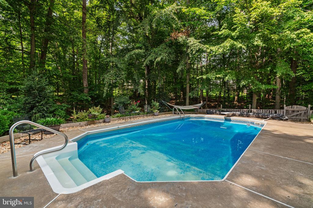 8228 Honeysuckle Rd
