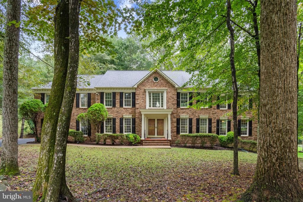 10201 LEATHERLEAF COURT