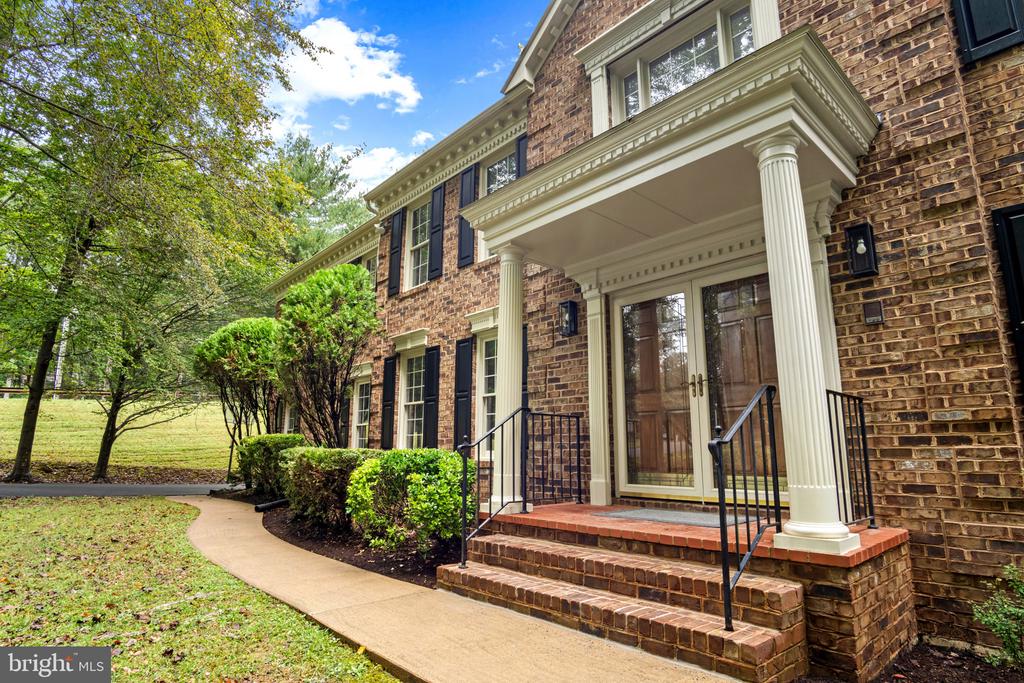 10201 LEATHERLEAF COURT