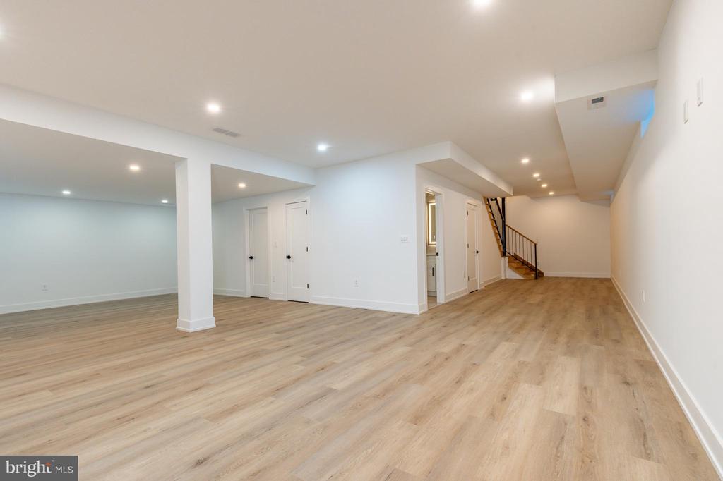 18 Churchville Ln