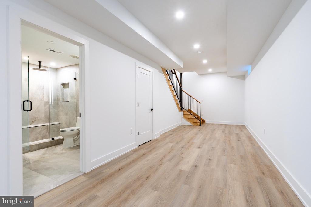18 Churchville Ln