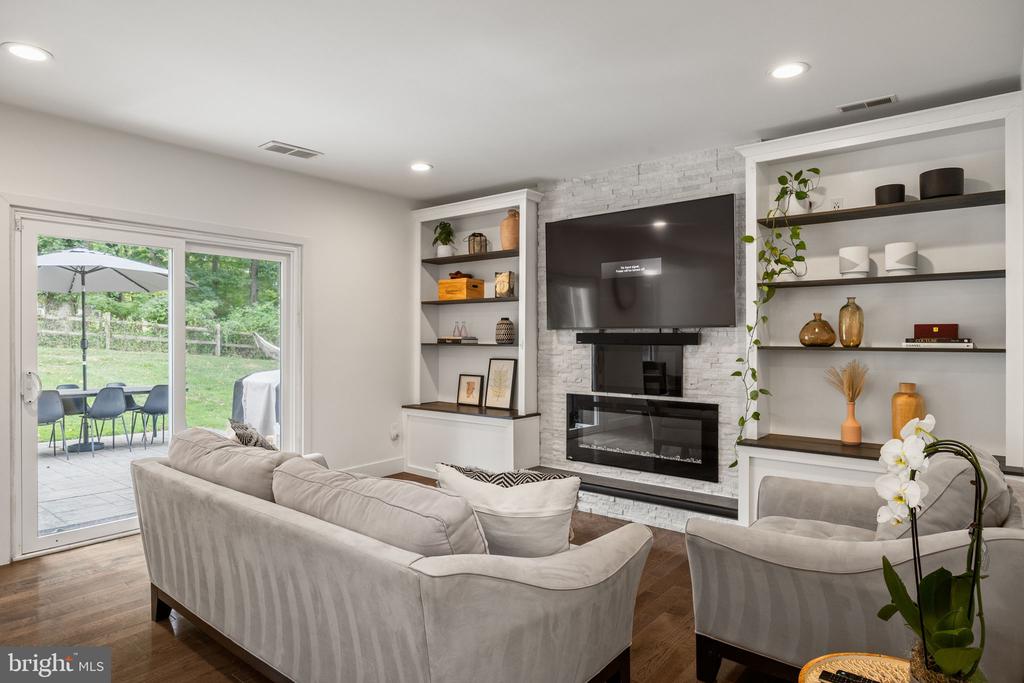885 SPRING VIEW DRIVE