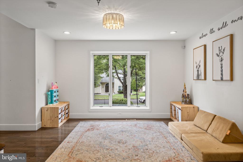 885 SPRING VIEW DRIVE
