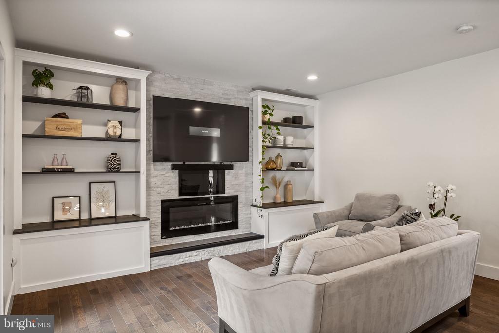 885 SPRING VIEW DRIVE