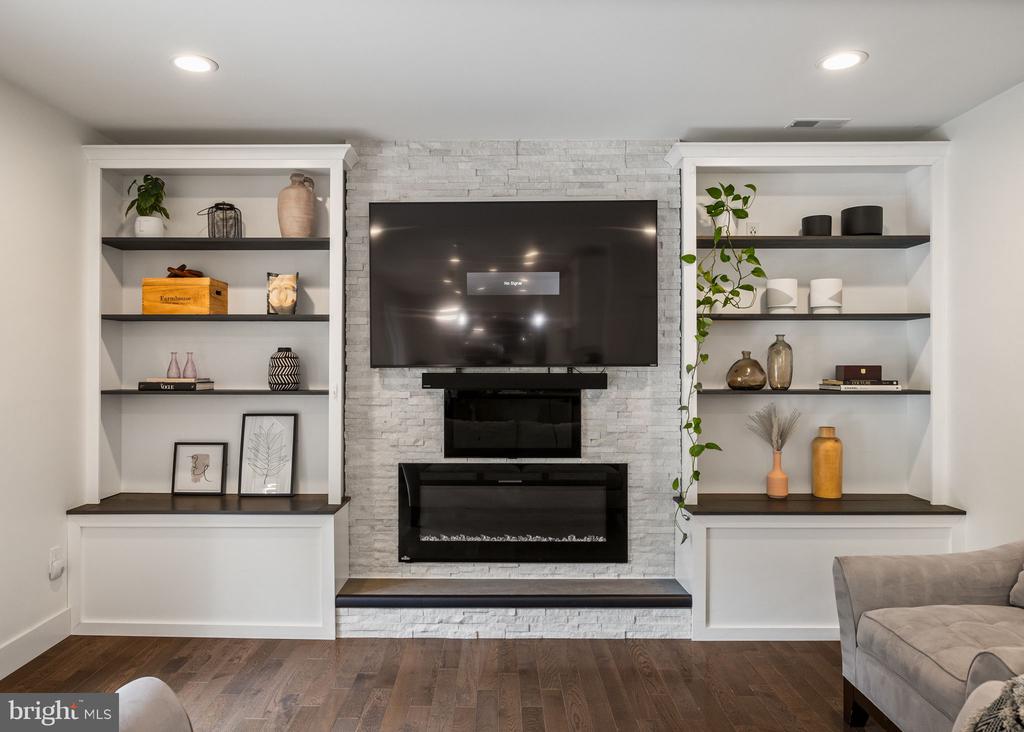 885 SPRING VIEW DRIVE
