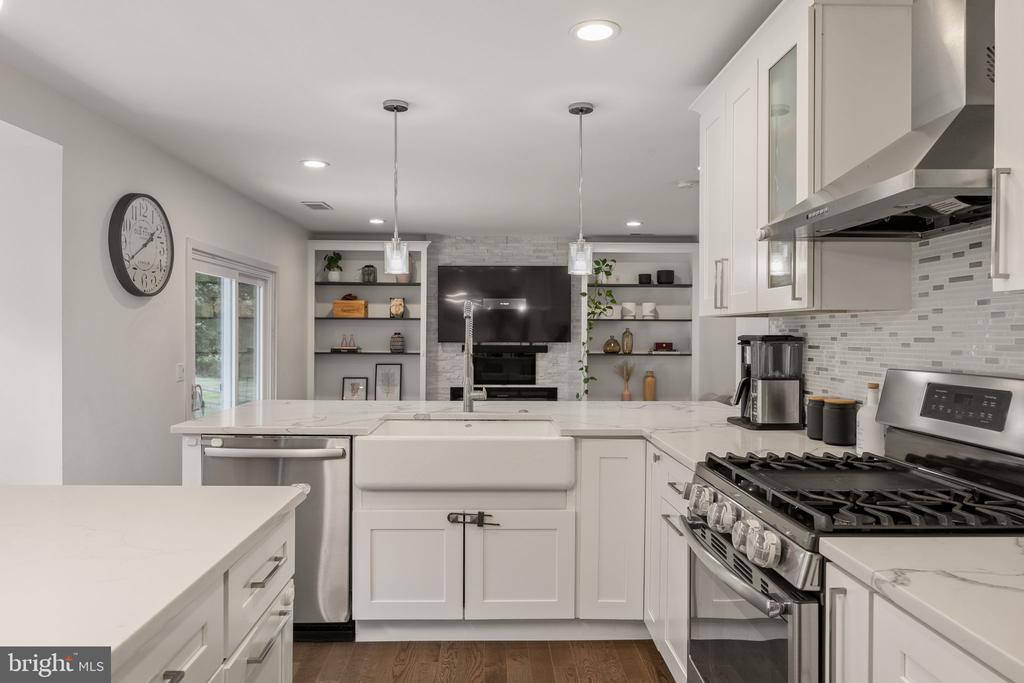 885 SPRING VIEW DRIVE