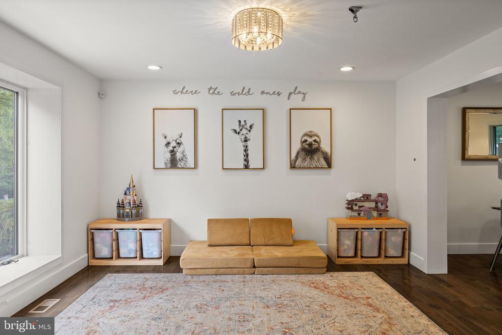 885 SPRING VIEW DRIVE