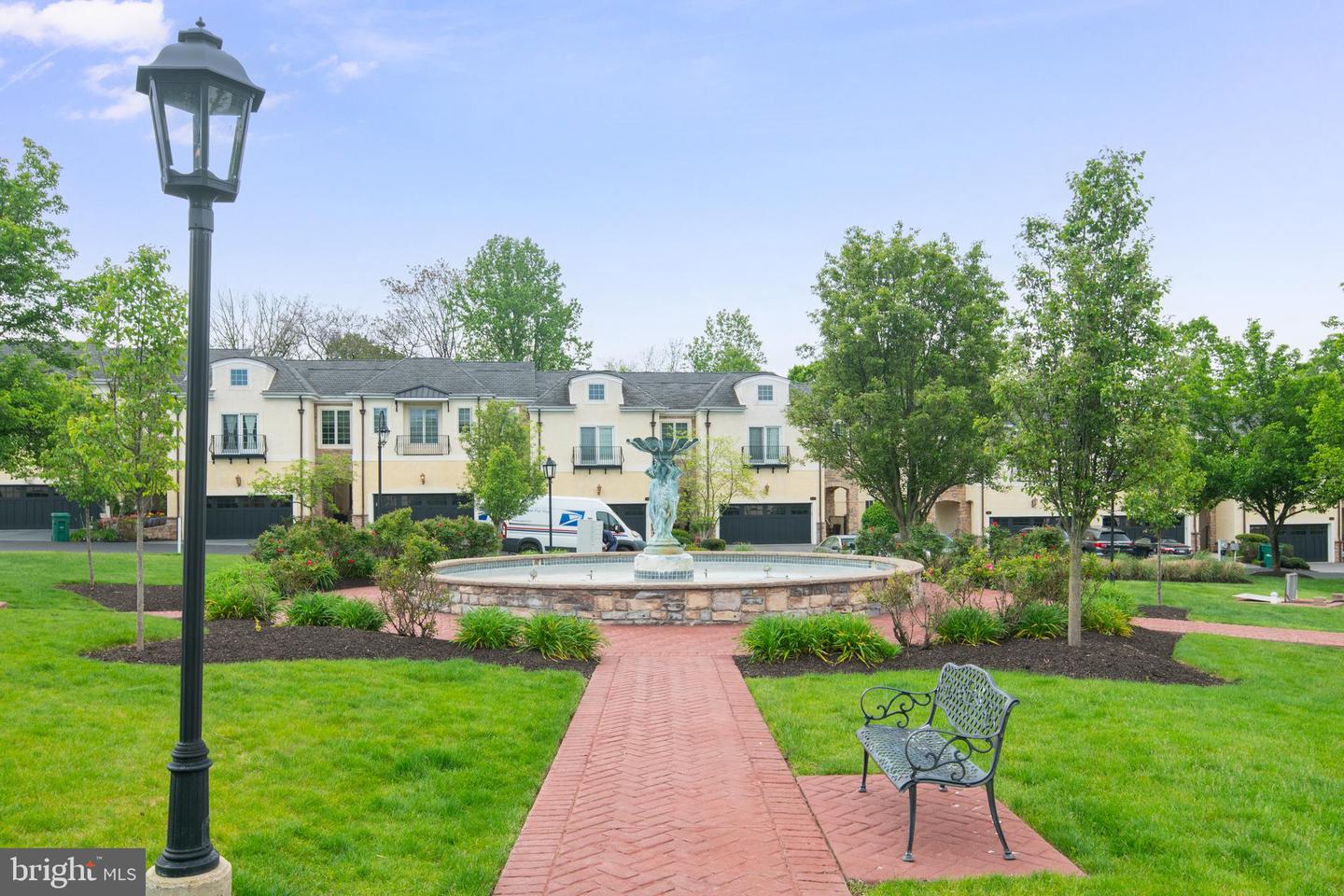 1 Breyer Ct #1