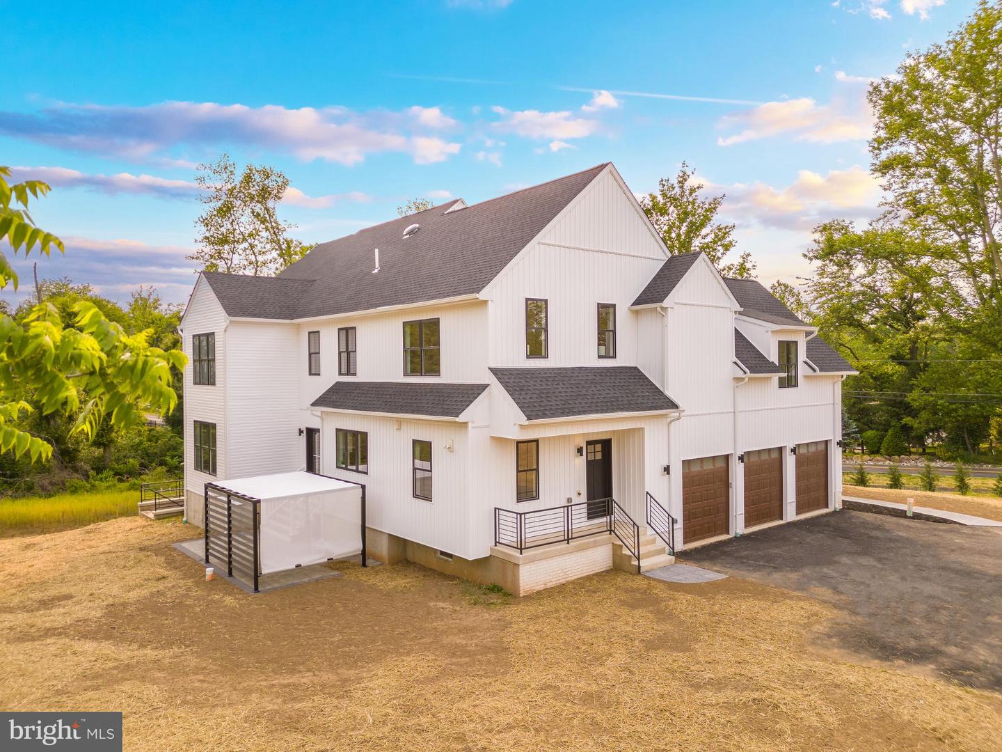 966 Tennis Ave