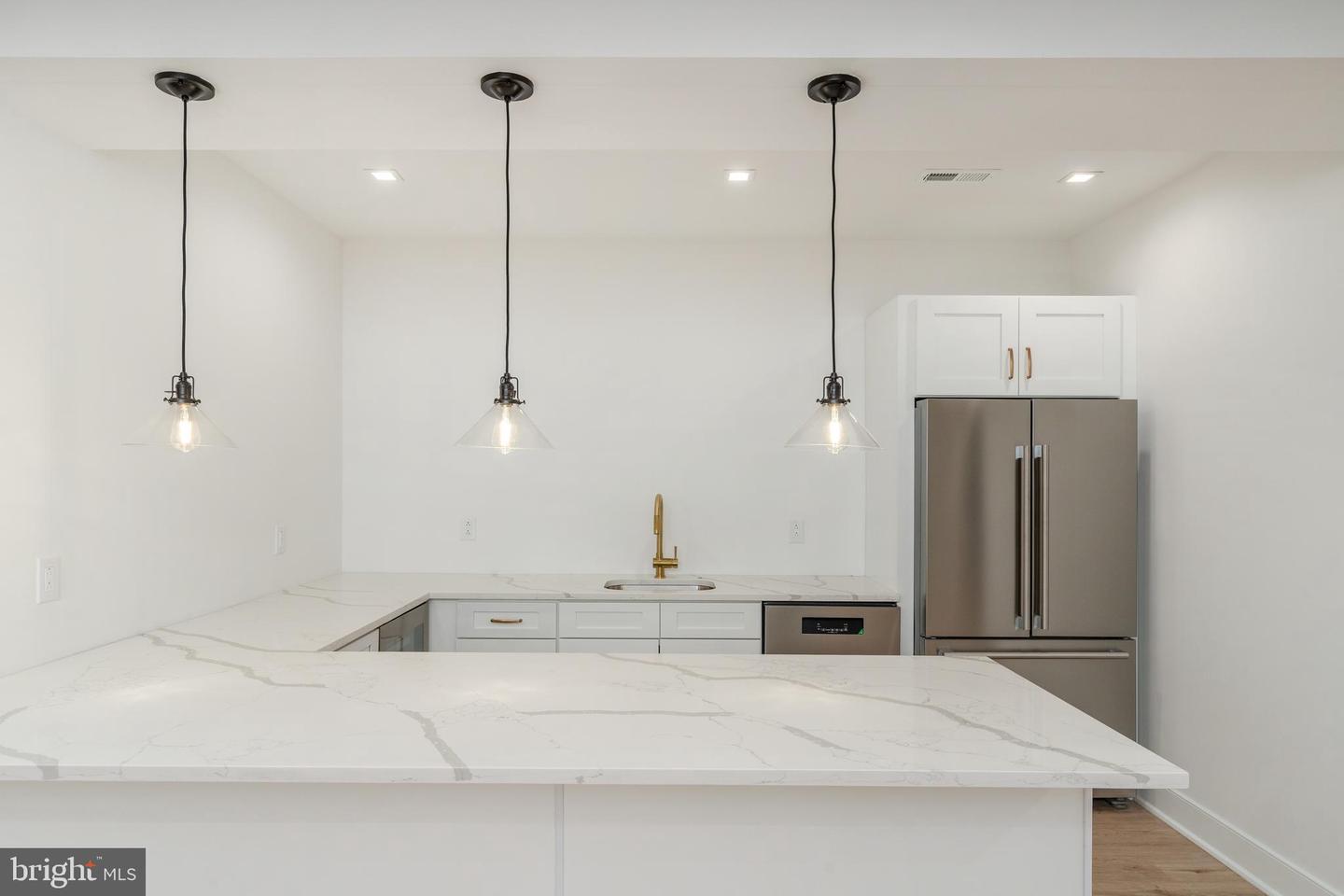 966 Tennis Ave
