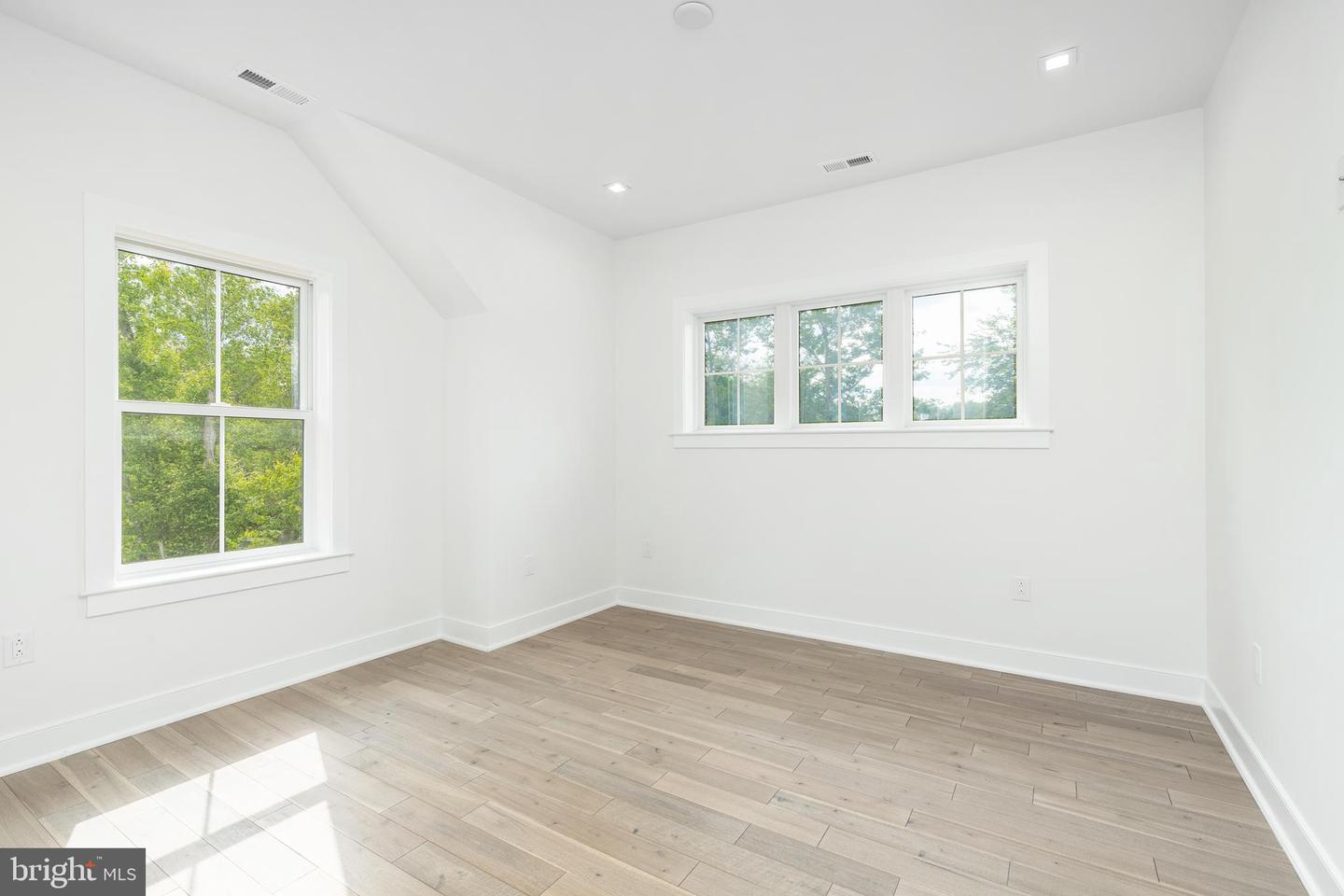 966 Tennis Ave