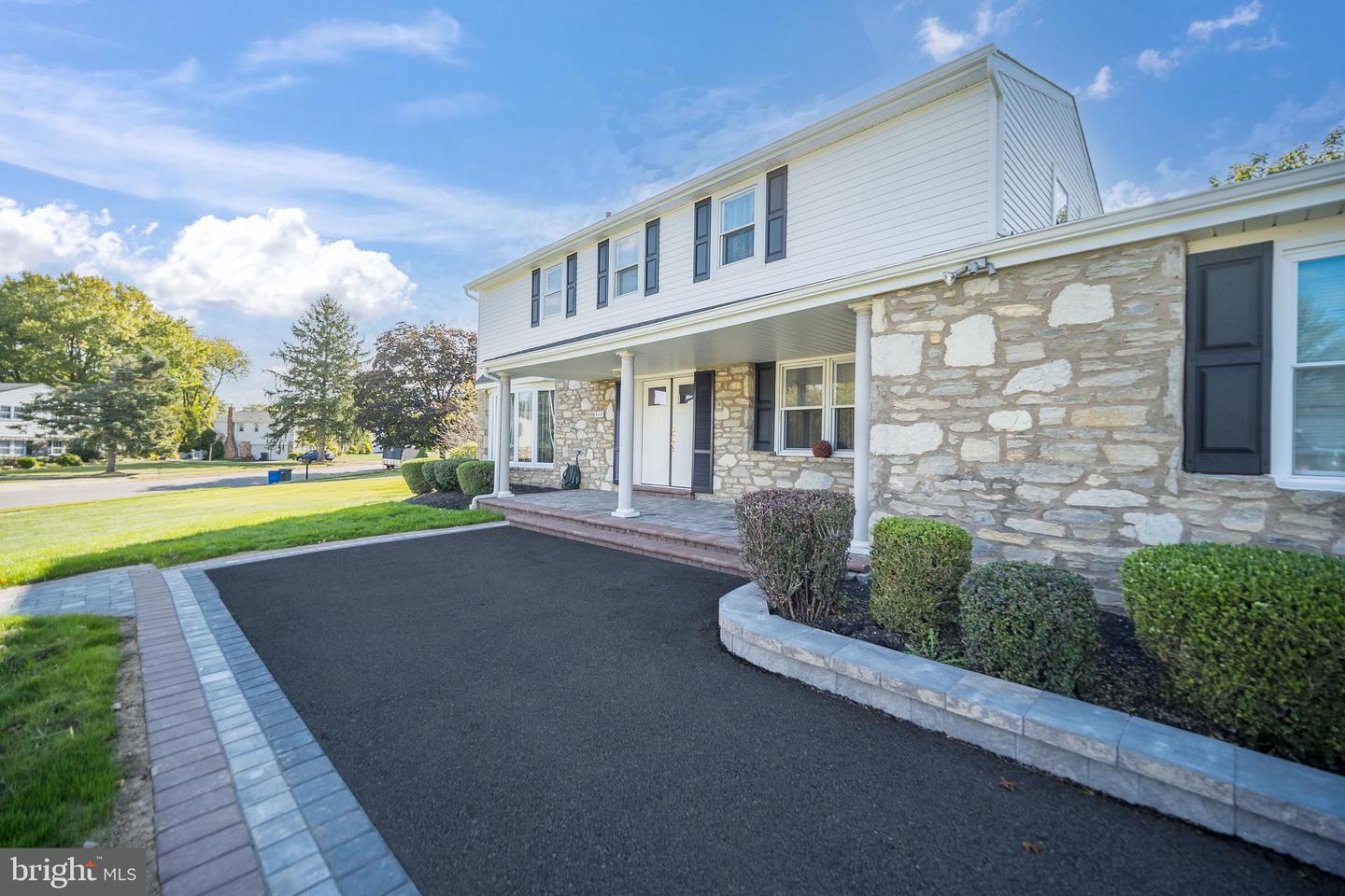 948 Robin Ln