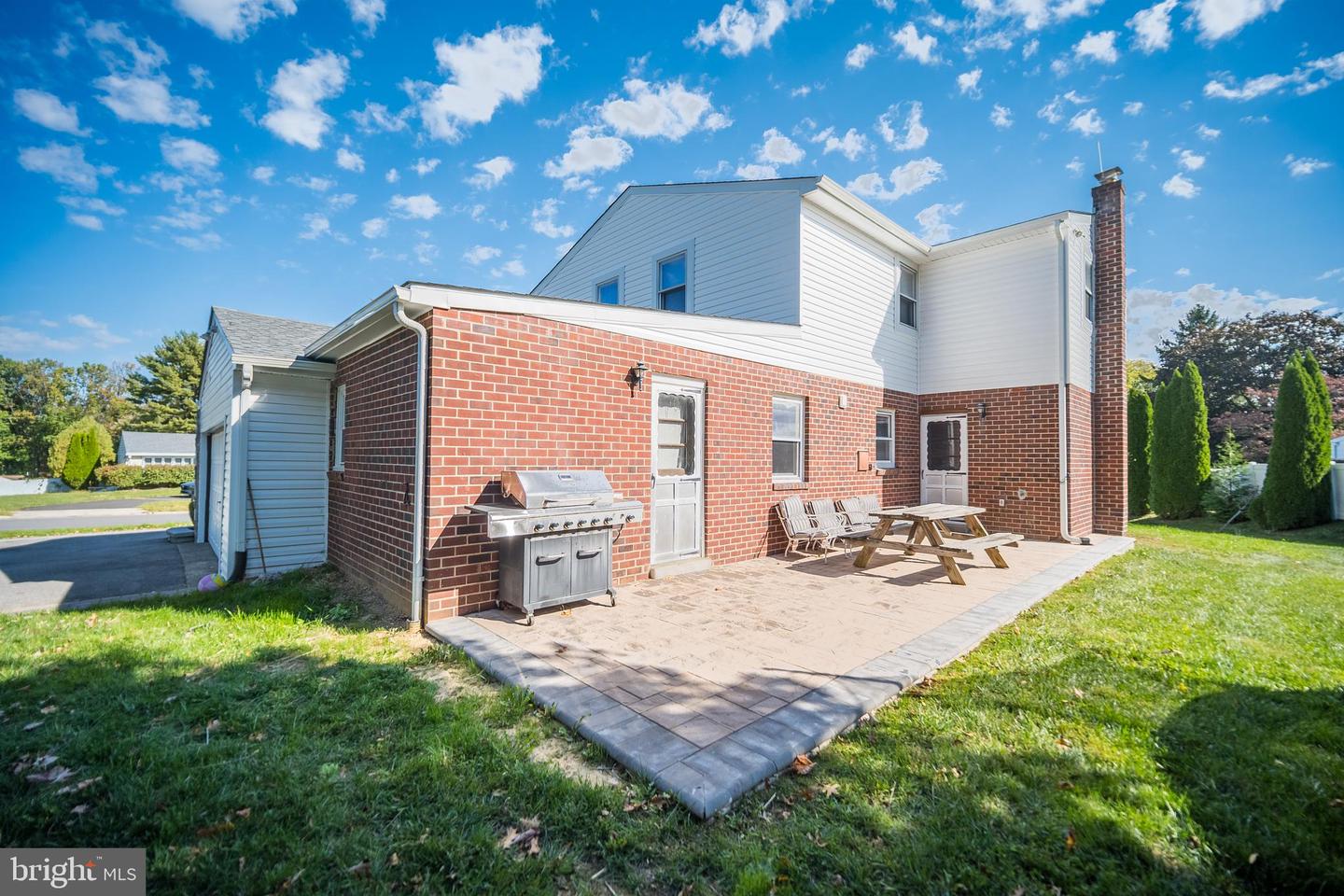 948 Robin Ln