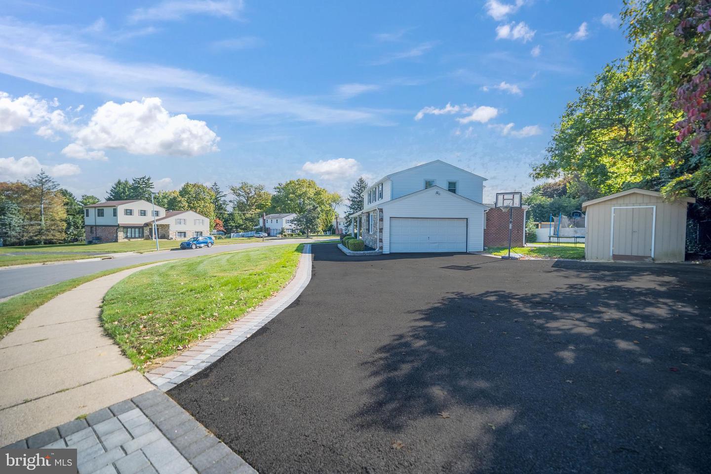 948 Robin Ln