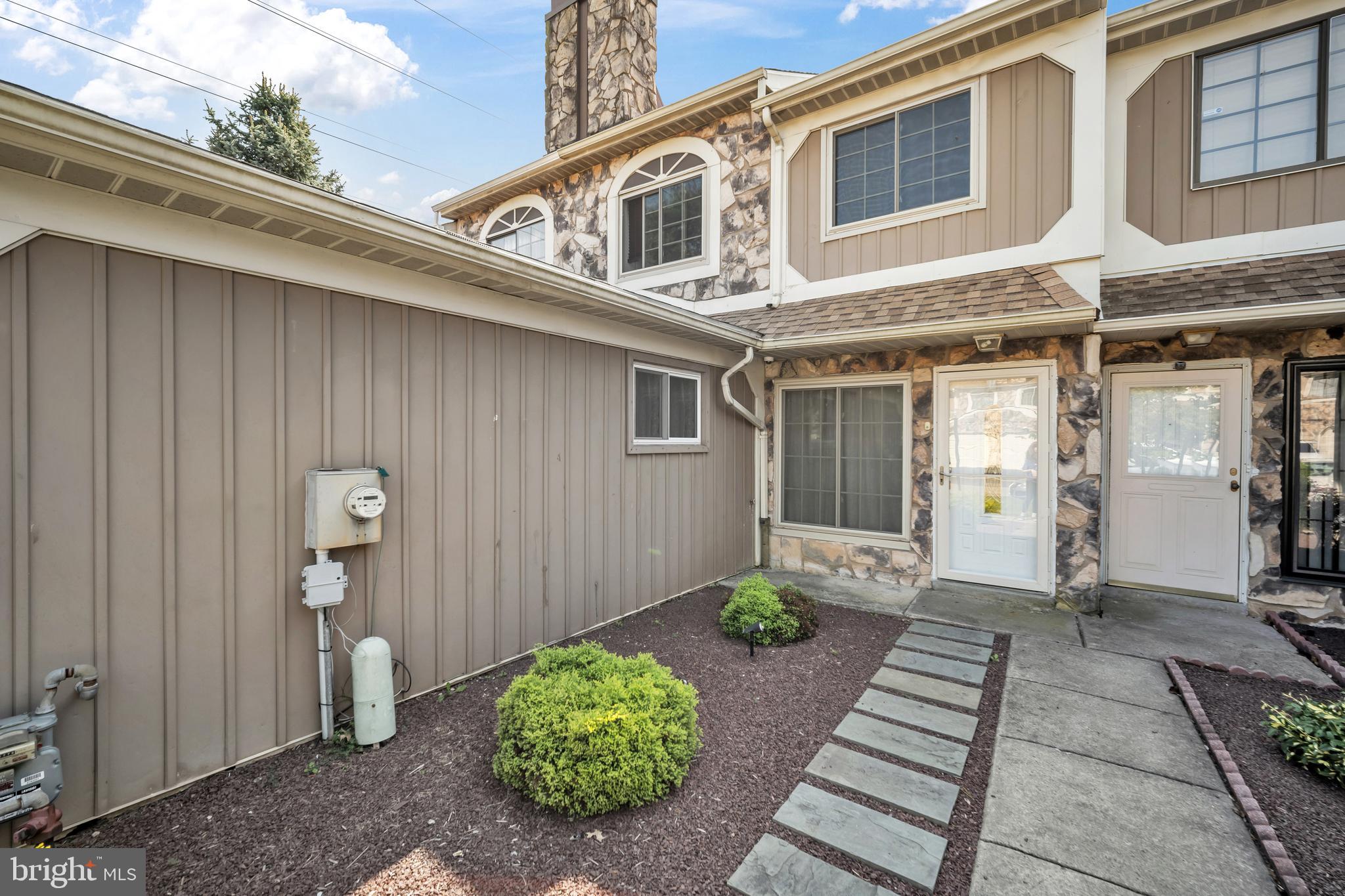 1208 Konrad Pl