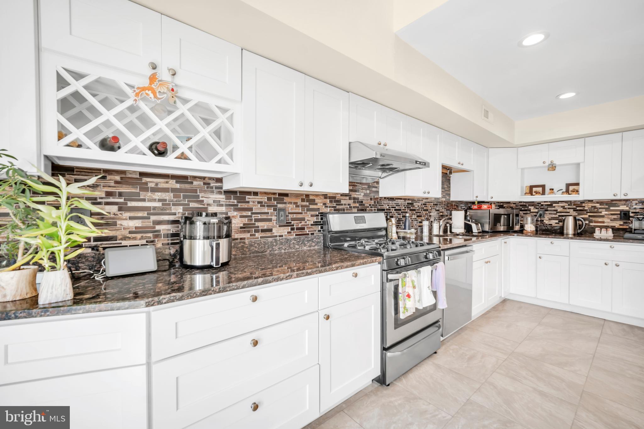 1208 Konrad Pl
