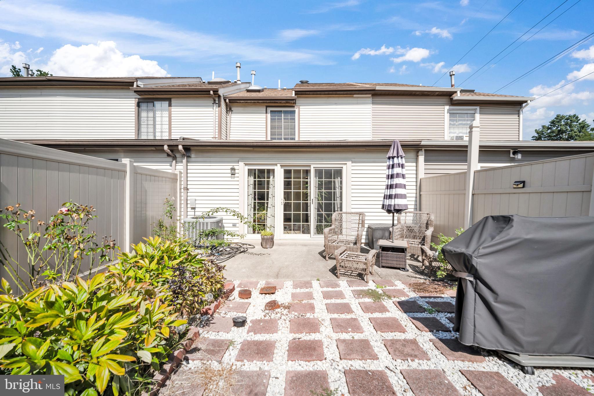 1208 Konrad Pl
