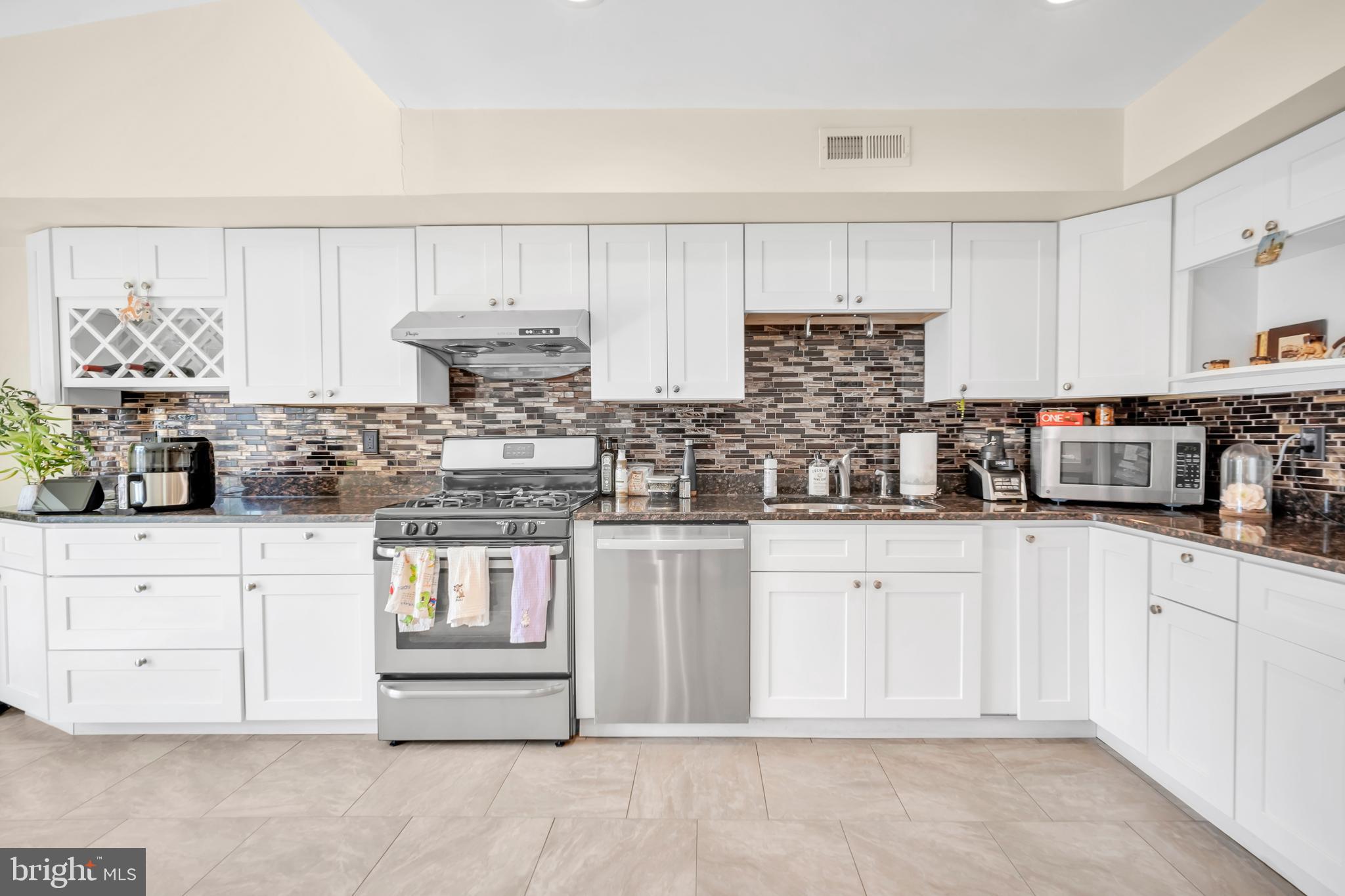 1208 Konrad Pl