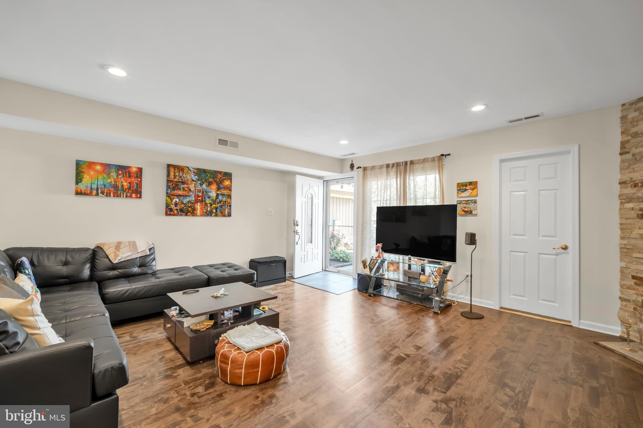 1208 Konrad Pl