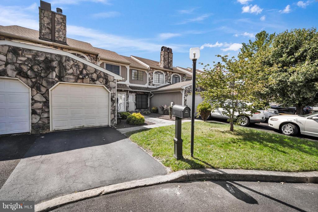 1208 Konrad Pl