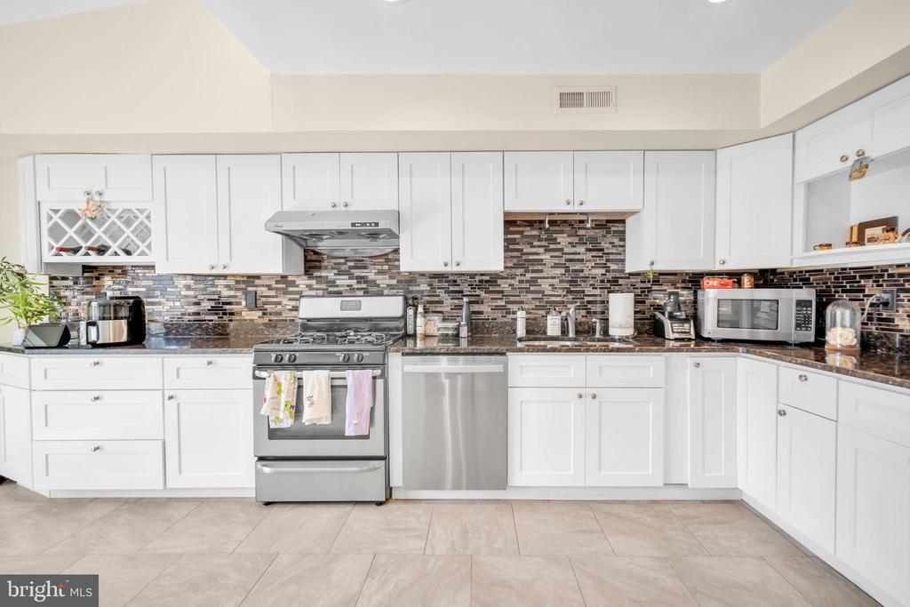 1208 Konrad Pl