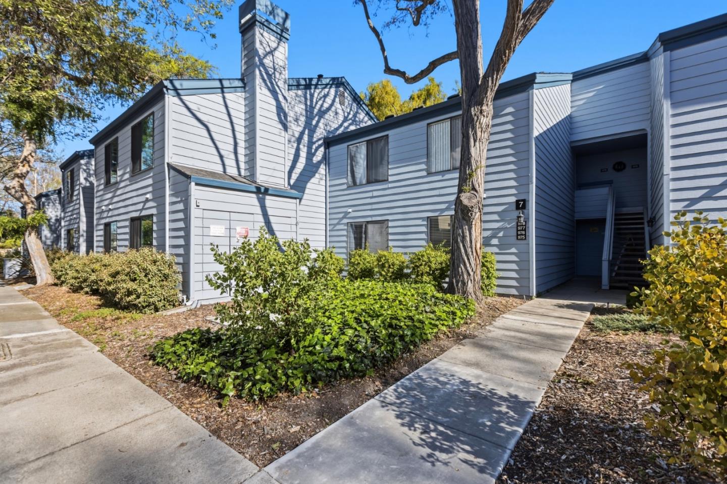 905 West Middlefield Road 975