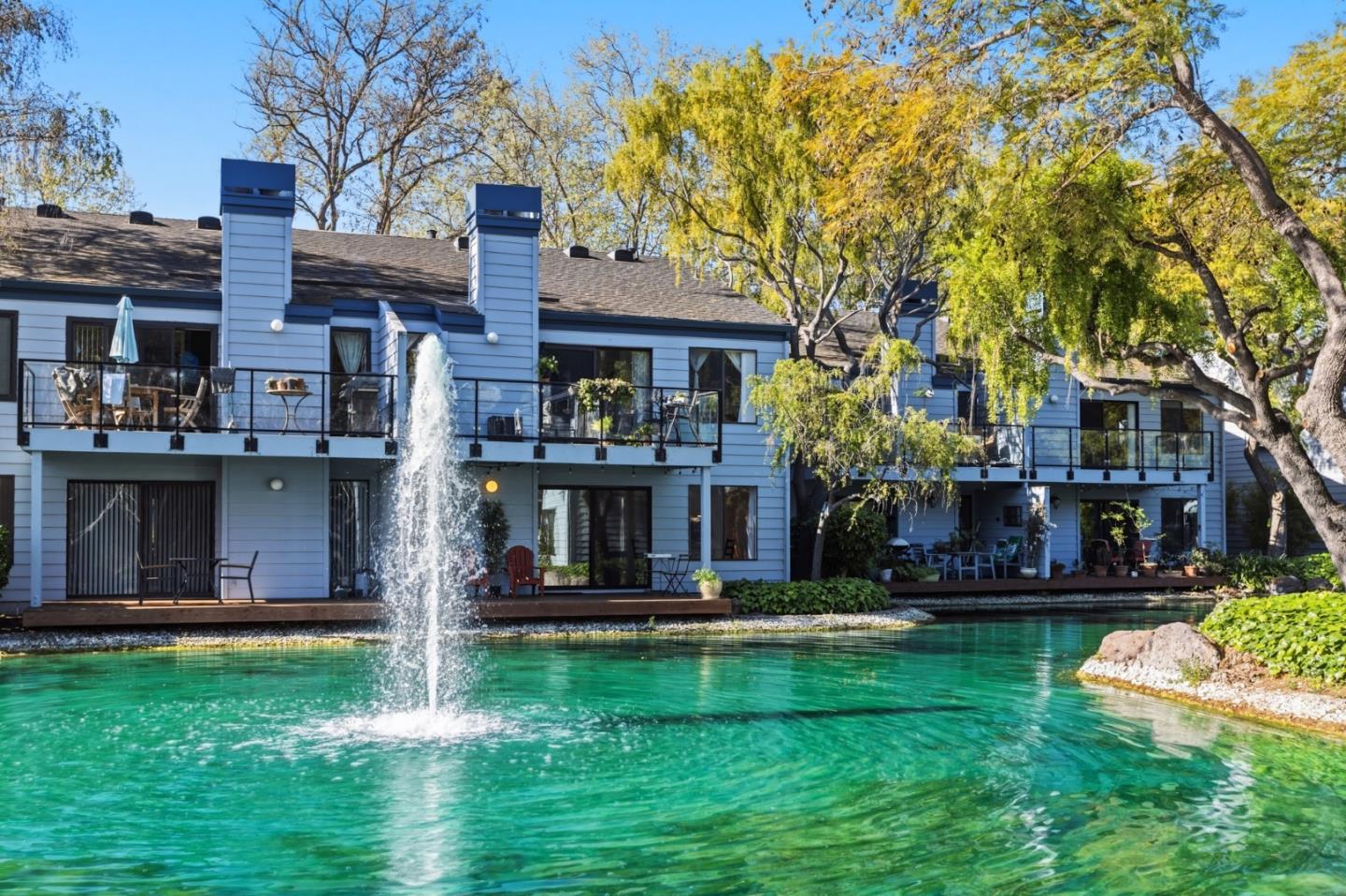 905 West Middlefield Road 975