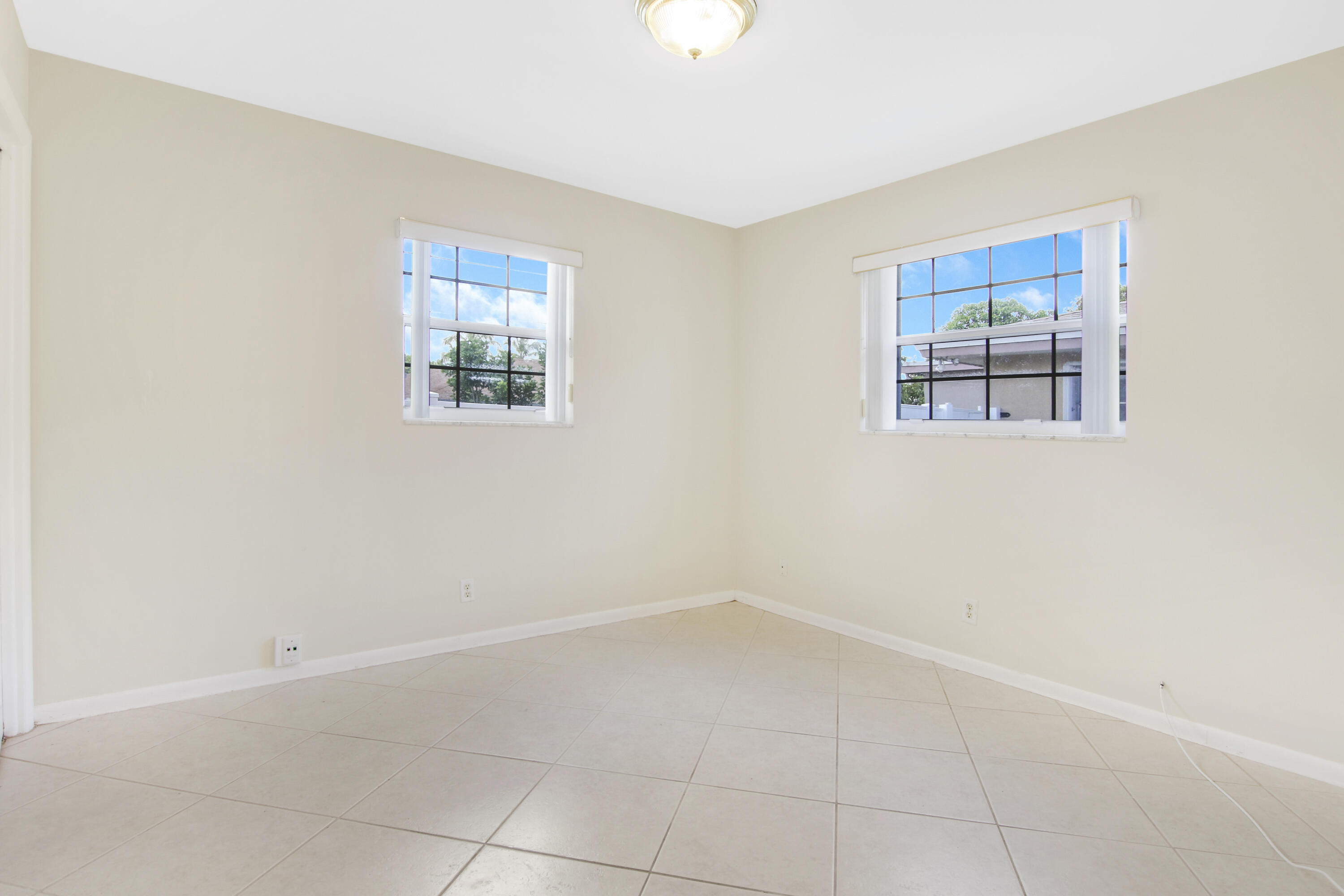 527 W Jasmine Drive