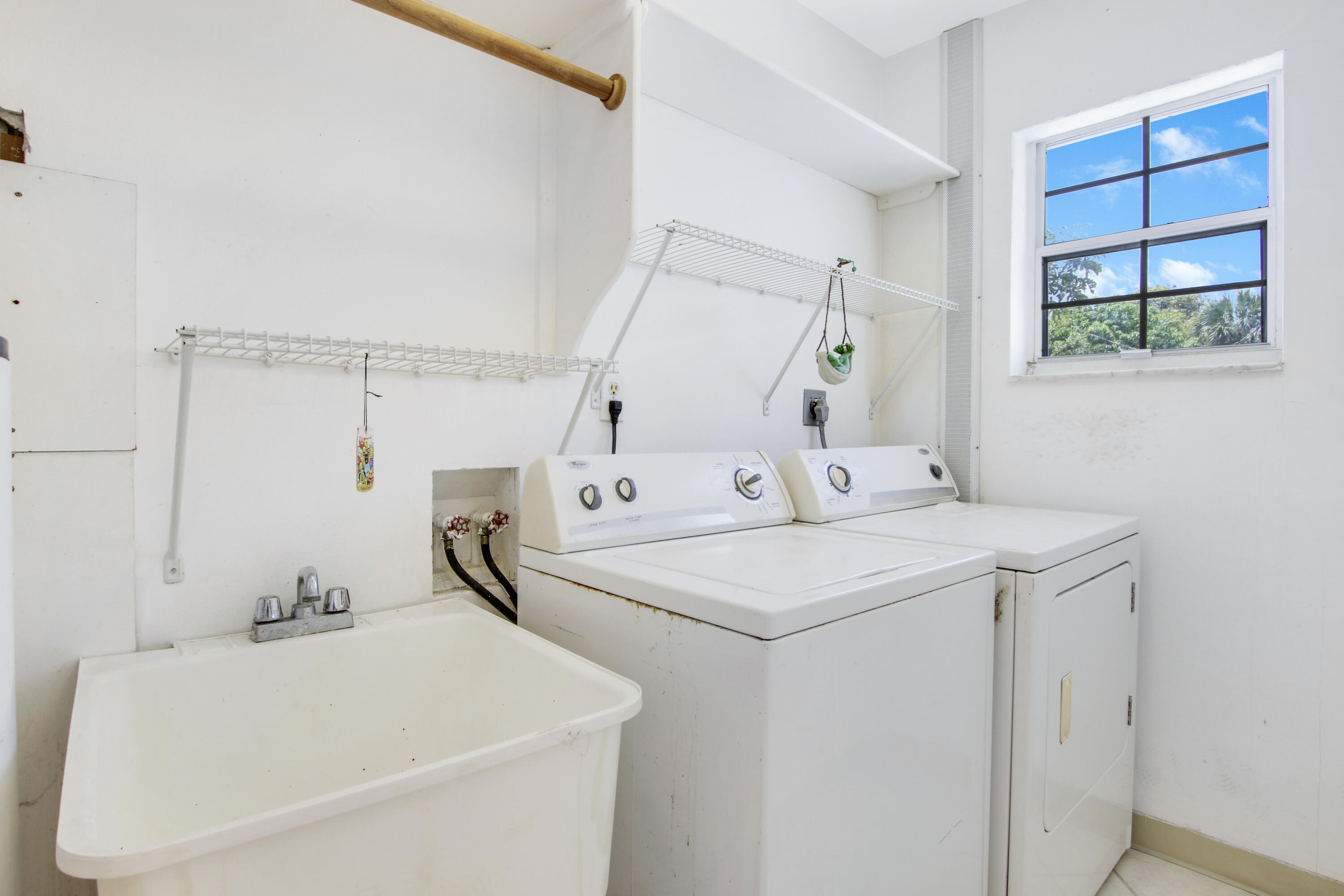 527 W Jasmine Drive