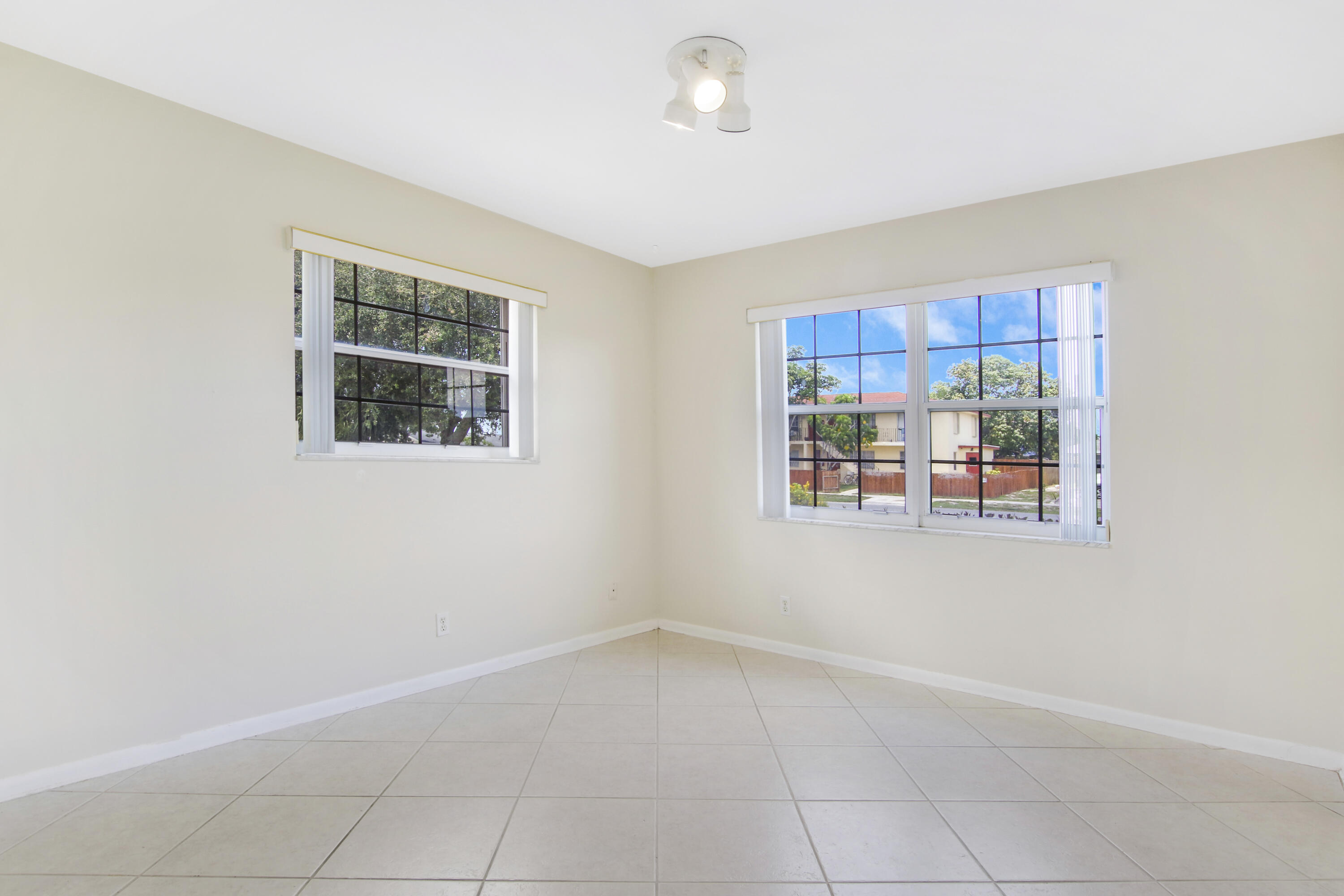 527 W Jasmine Drive