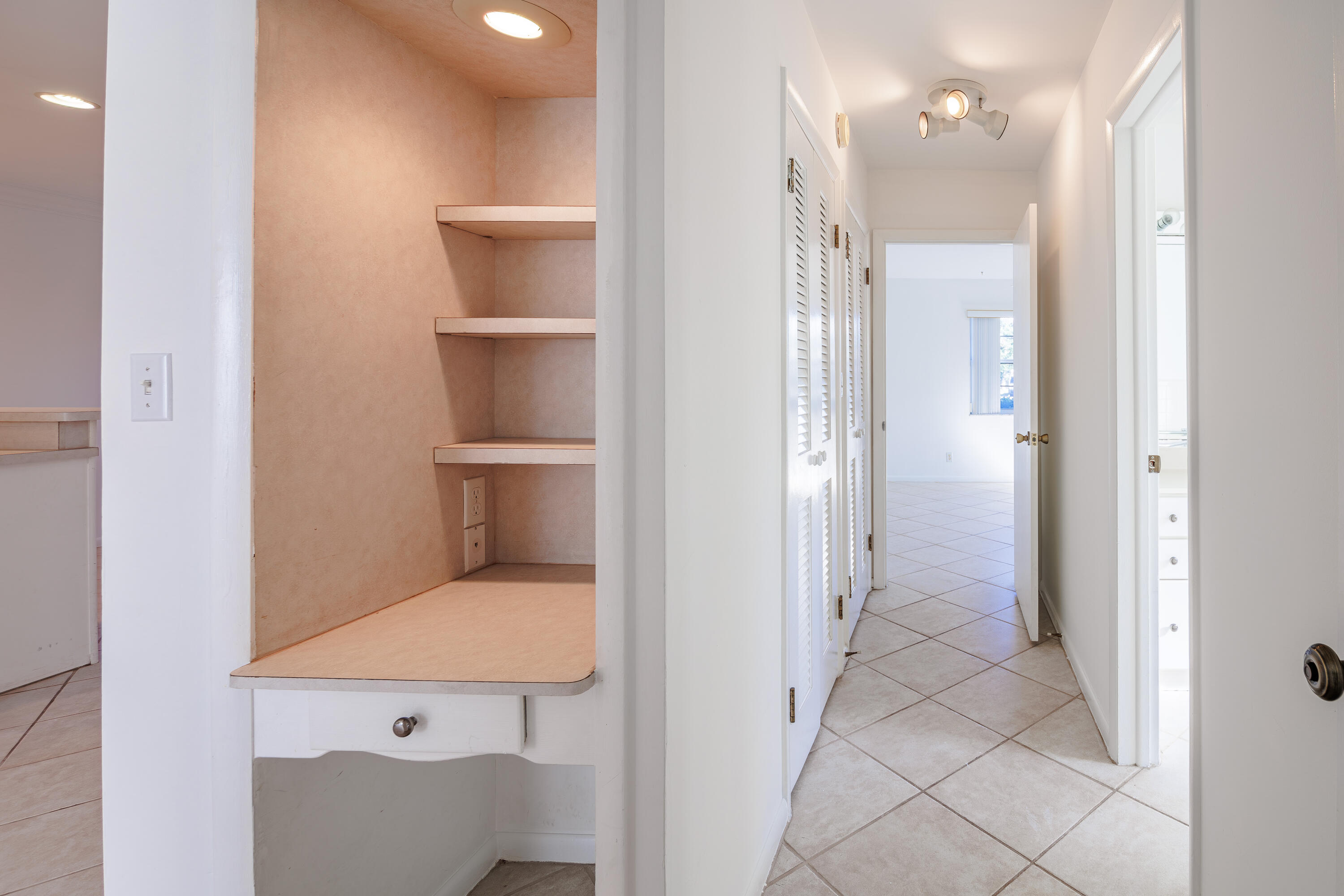 527 W Jasmine Drive