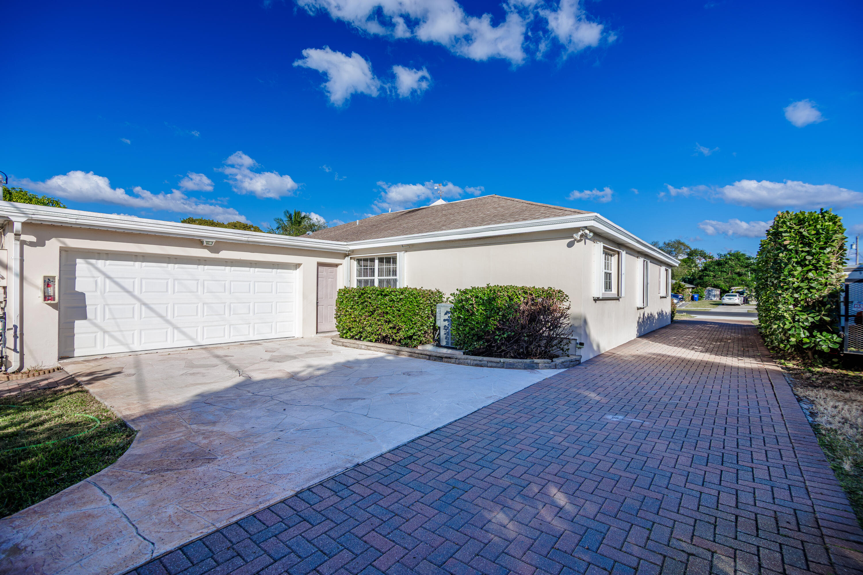 527 W Jasmine Drive