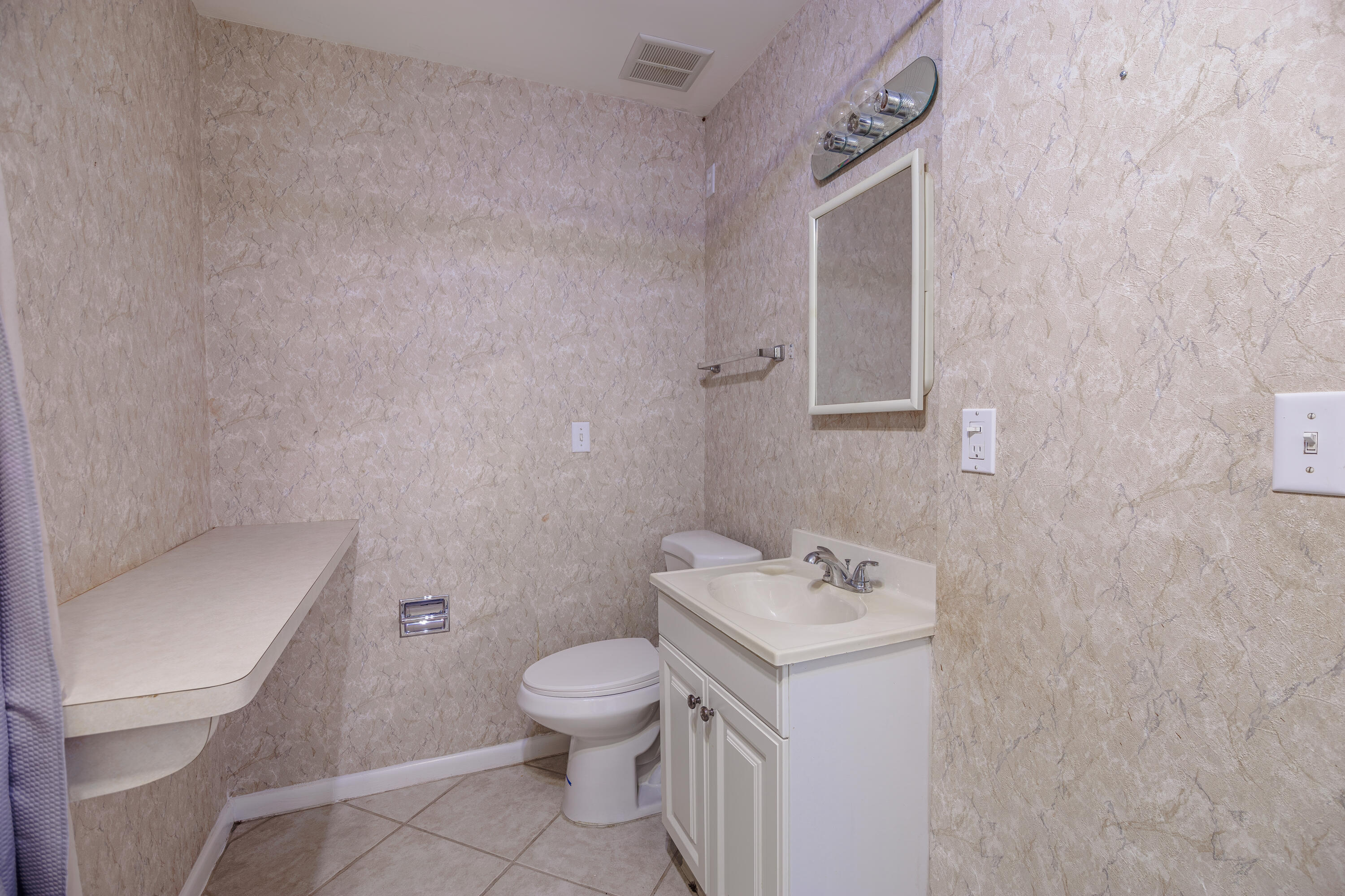 527 W Jasmine Drive