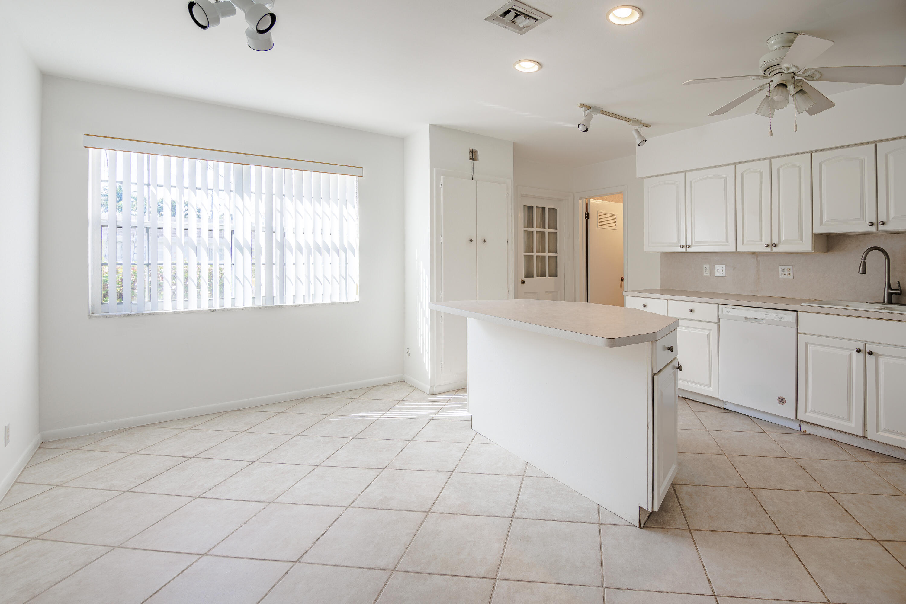 527 W Jasmine Drive