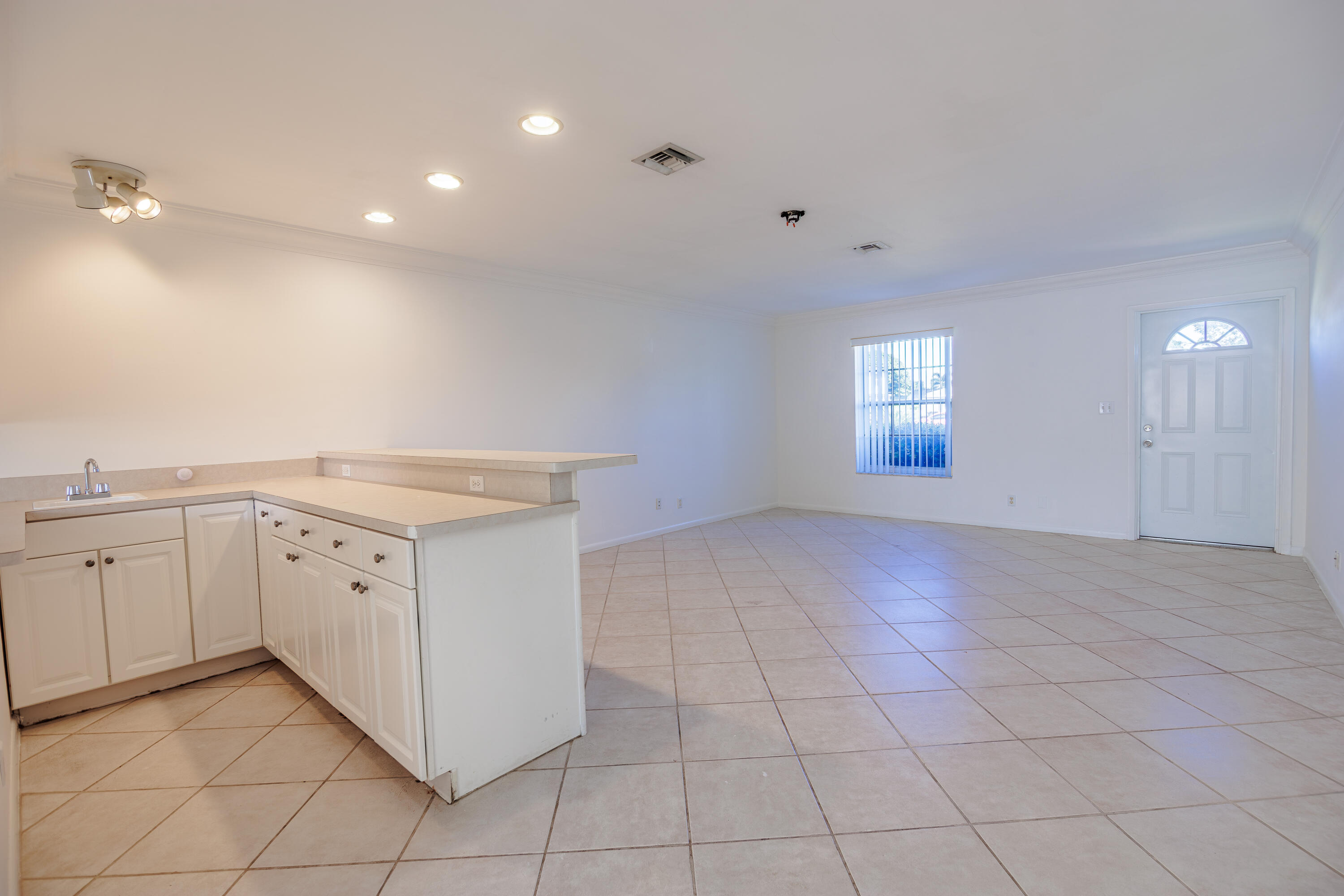 527 W Jasmine Drive