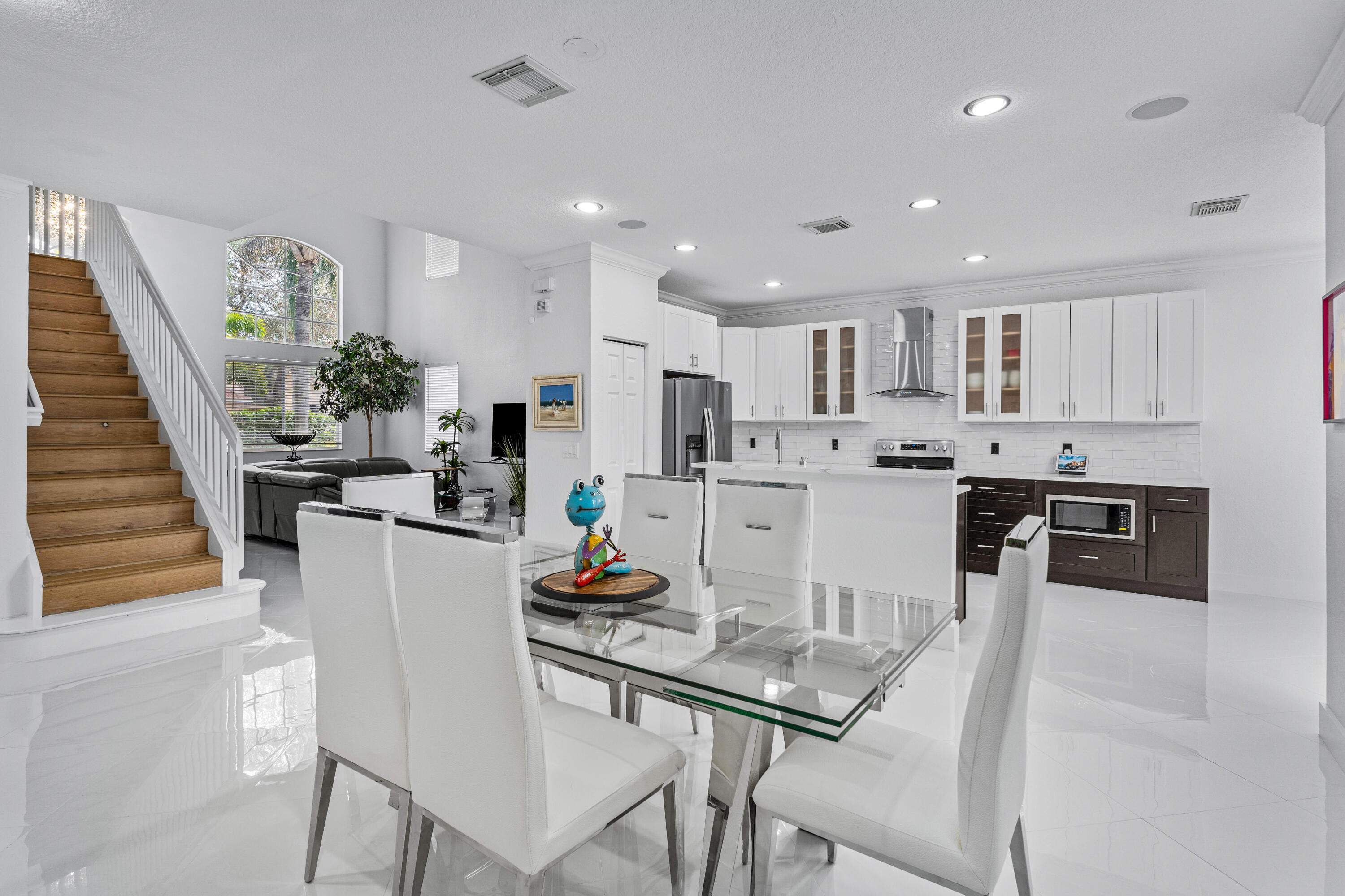 853 Gazetta Way
