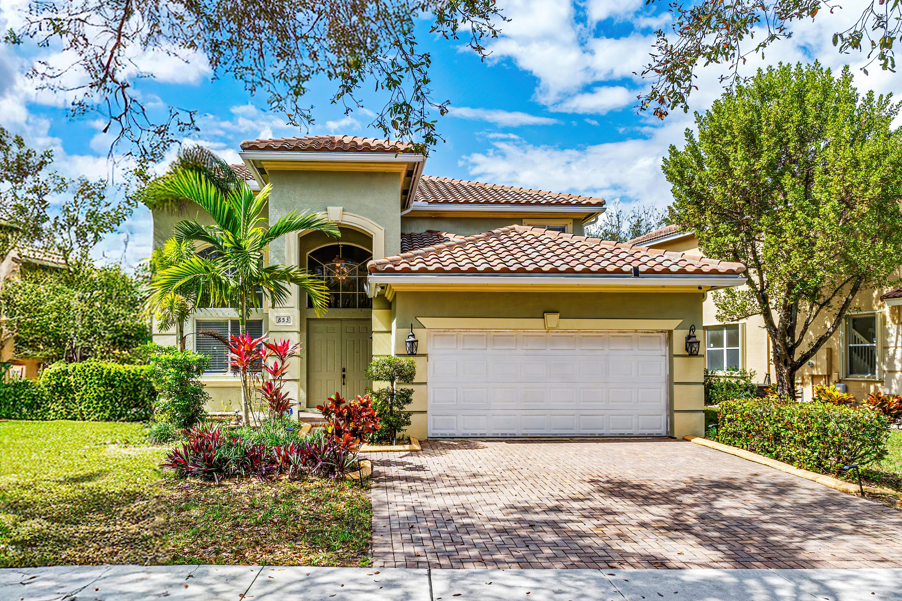 853 Gazetta Way