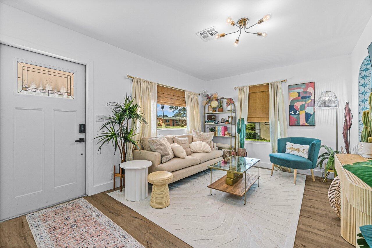 423 W Ocean Avenue