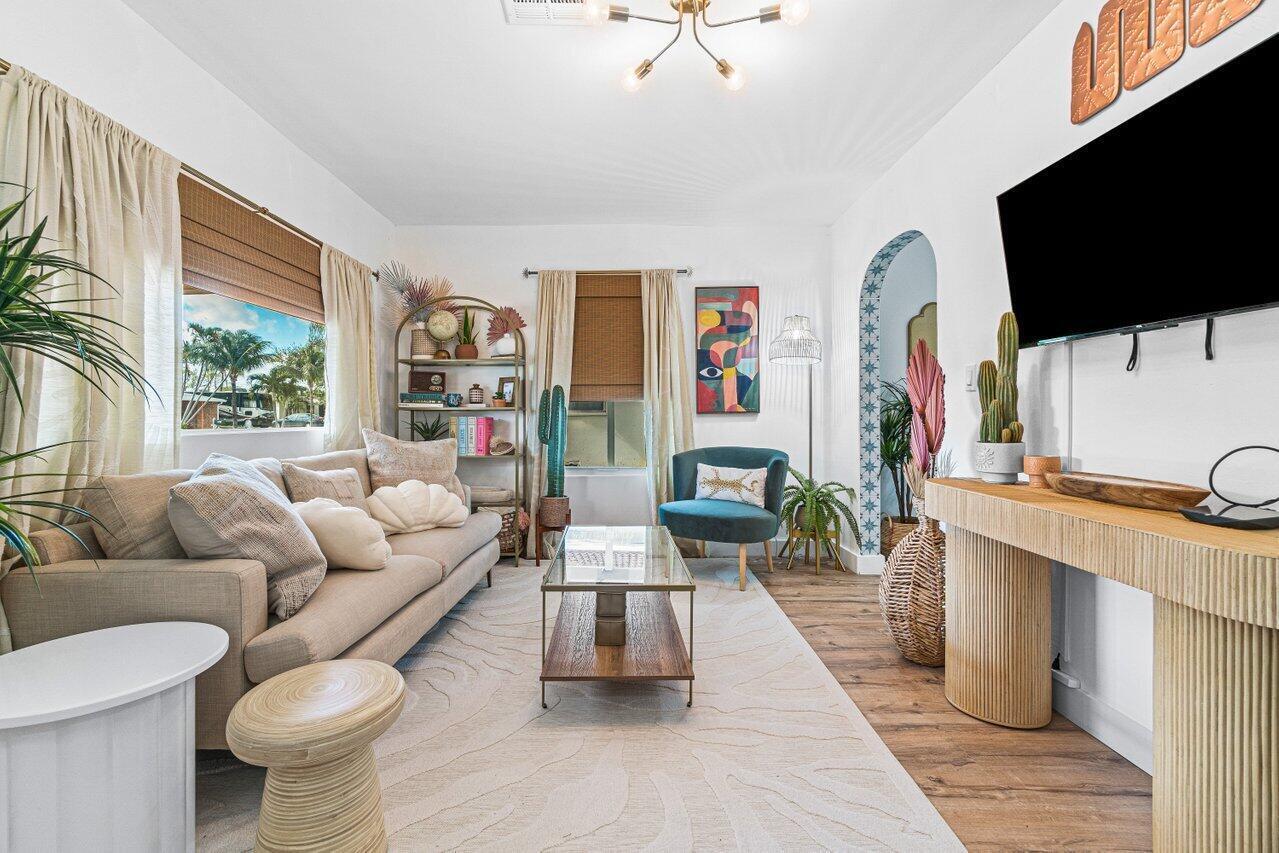423 W Ocean Avenue