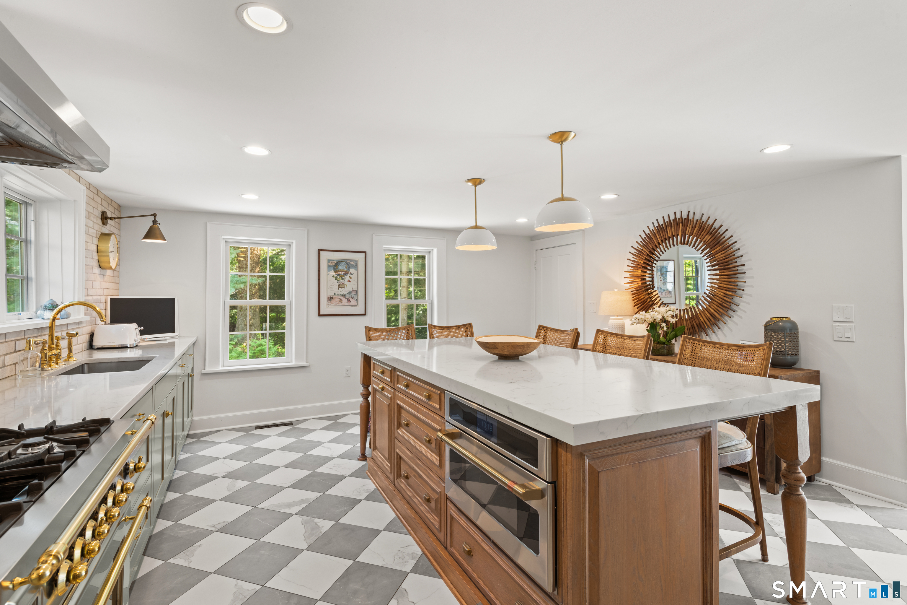 1123 Round Hill Road