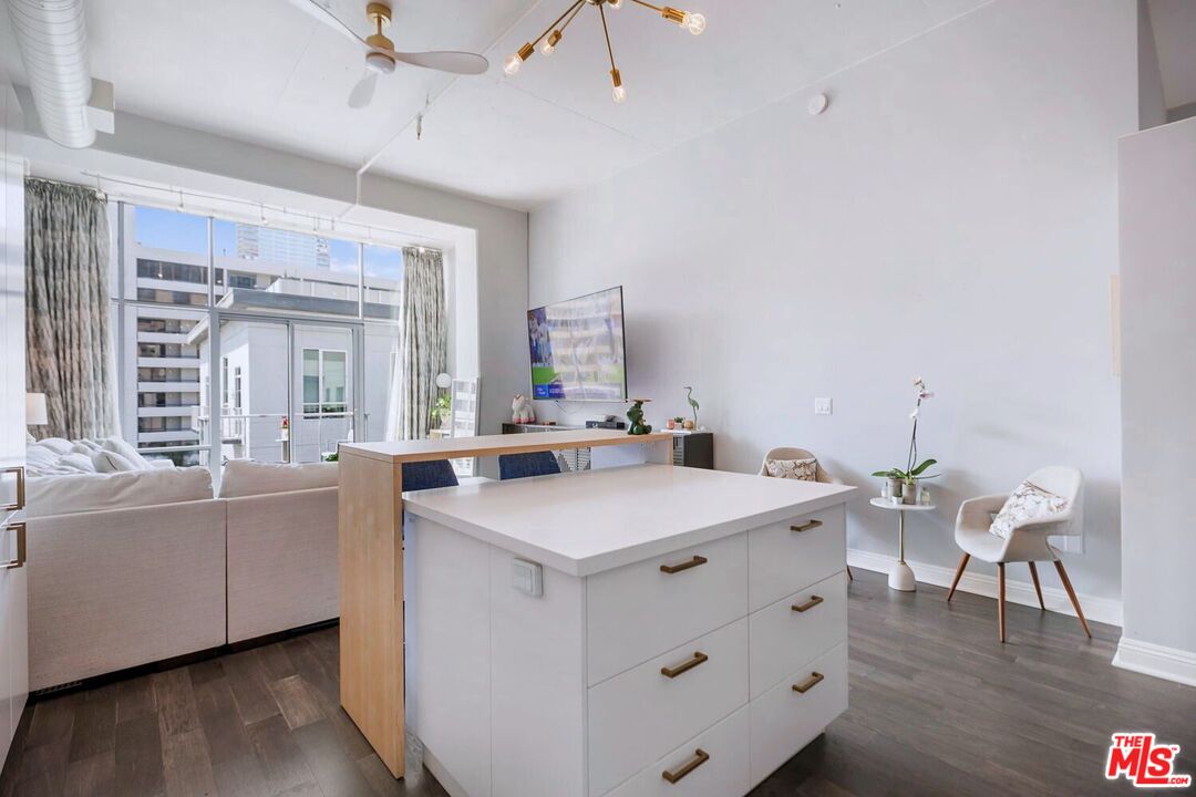 645 W 9th St Unit: 740