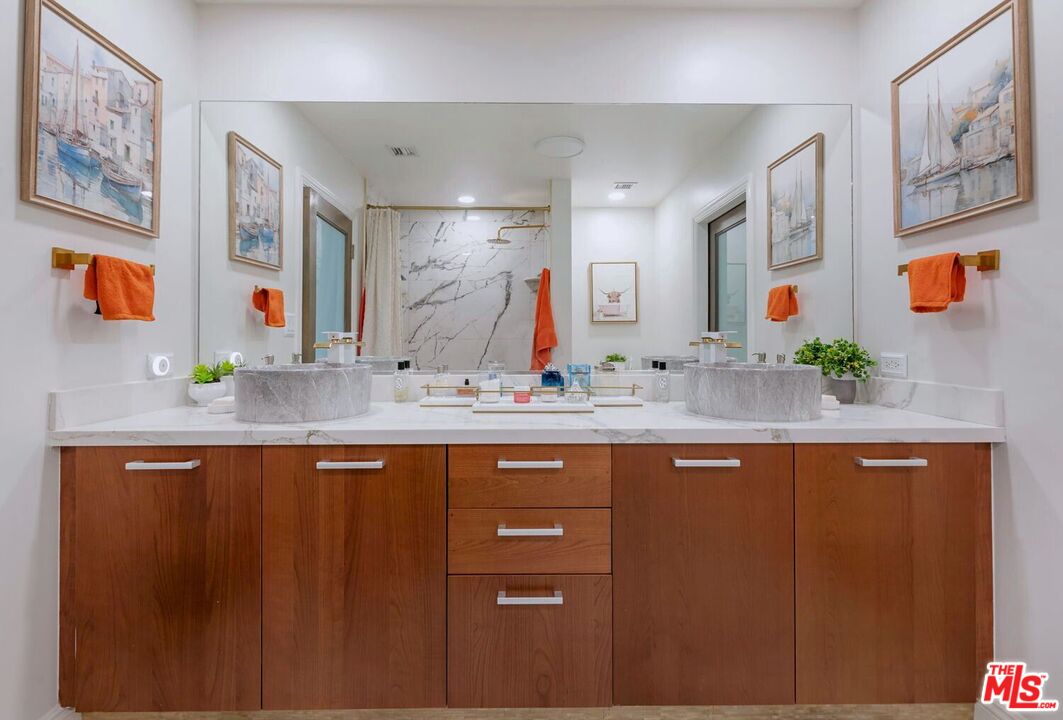 645 W 9th St Unit: 740