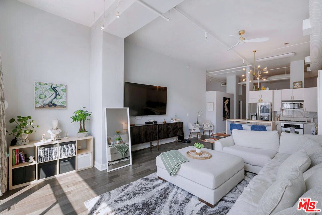 645 W 9th St Unit: 740