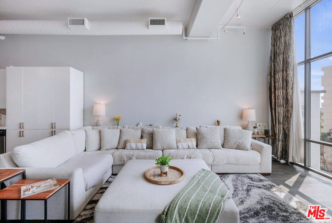 645 W 9th St Unit: 740