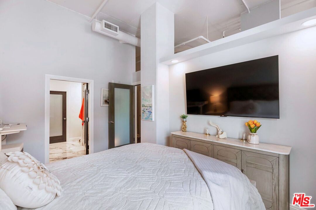 645 W 9th St Unit: 740