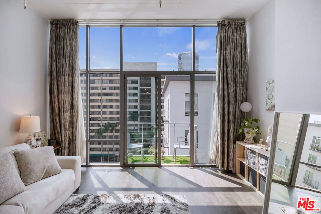 645 W 9th St Unit: 740