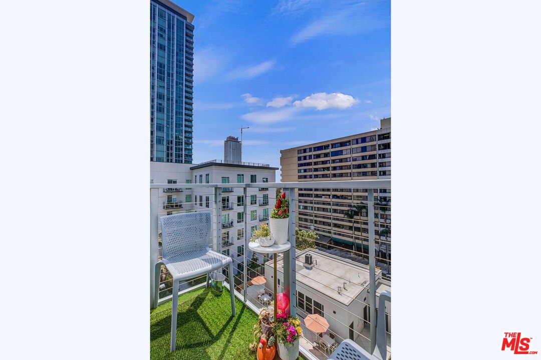 645 W 9th St Unit: 740